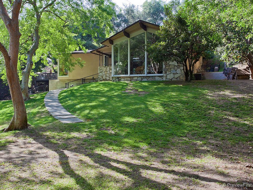 1st image of 31 Woodlyn Ln