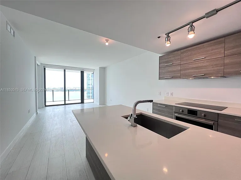 650 NE 32nd St #3305 — Photo 14