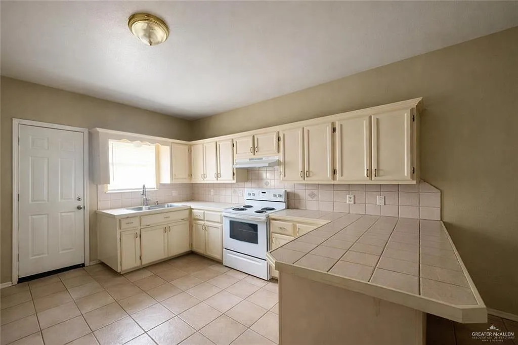 2 bed, 1.0 bath, 720 sqft, $750 — Photo 2