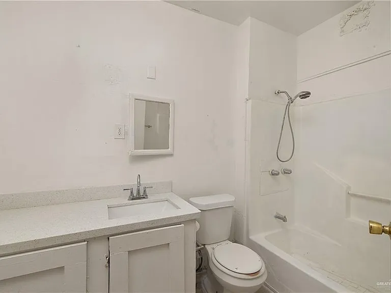 221 W 14th St — Photo 9