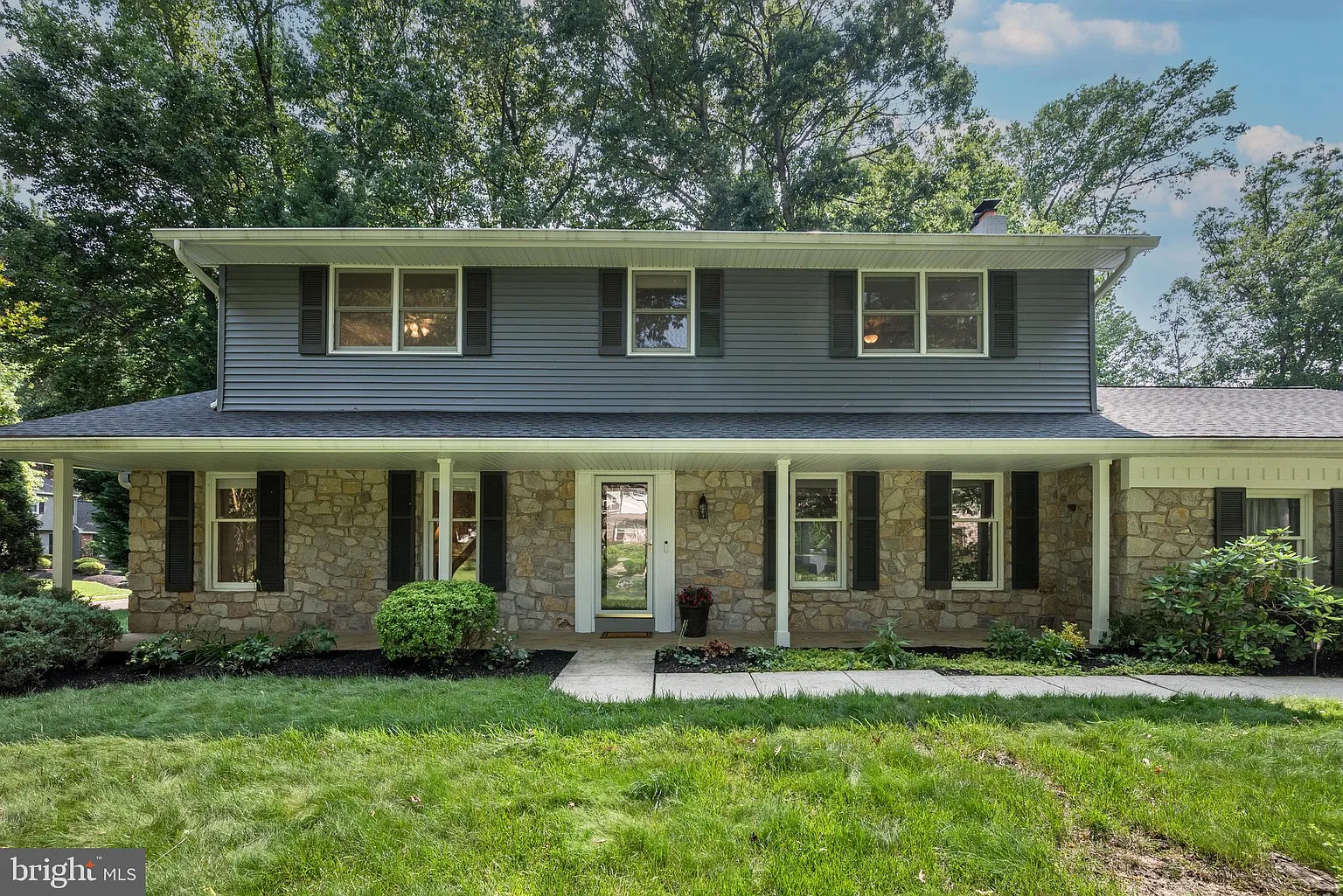 561 Nottingham Dr photo 1