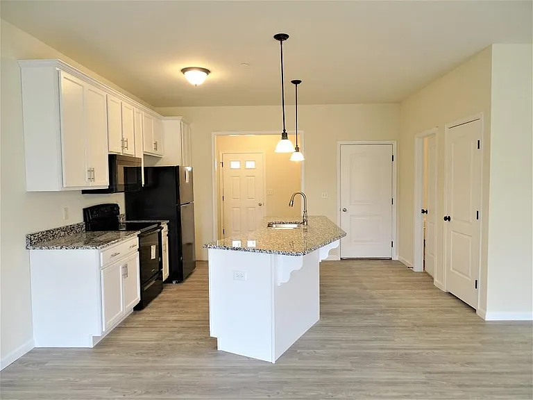 349 Cedar Holw — Photo 4