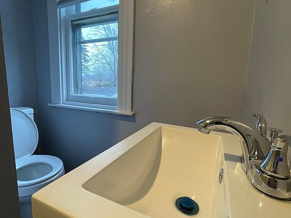 4th image of 54 Lincoln Dr #2
