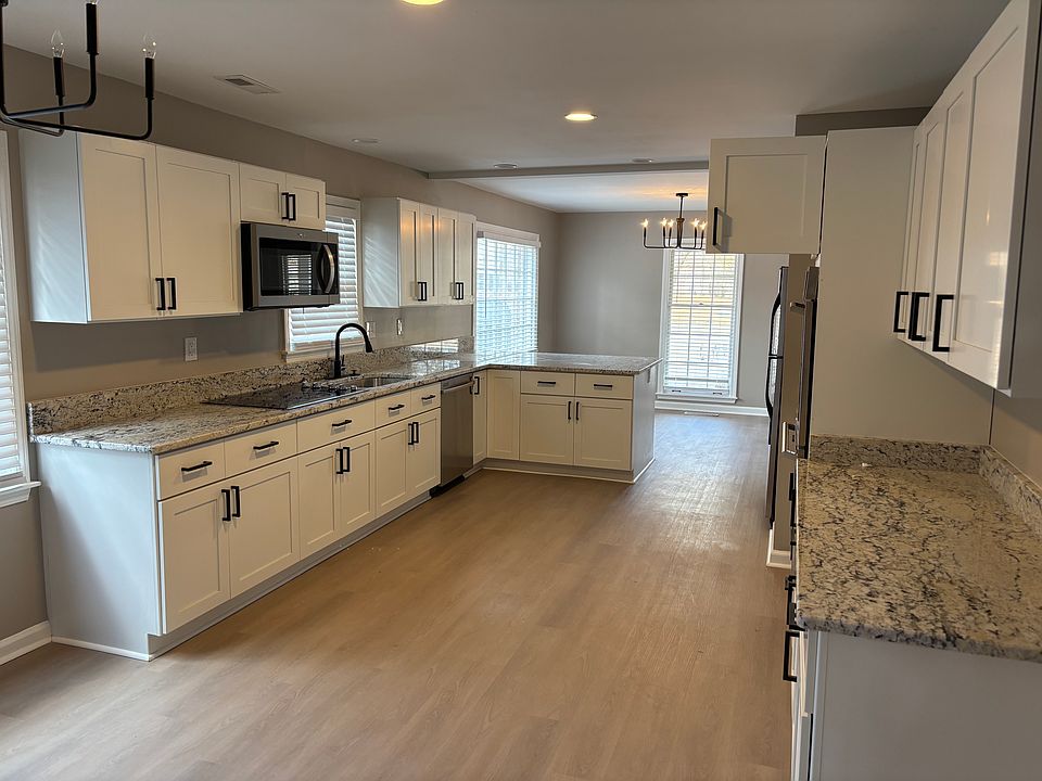 Chef's Kitchen. Large bar with double cabinets