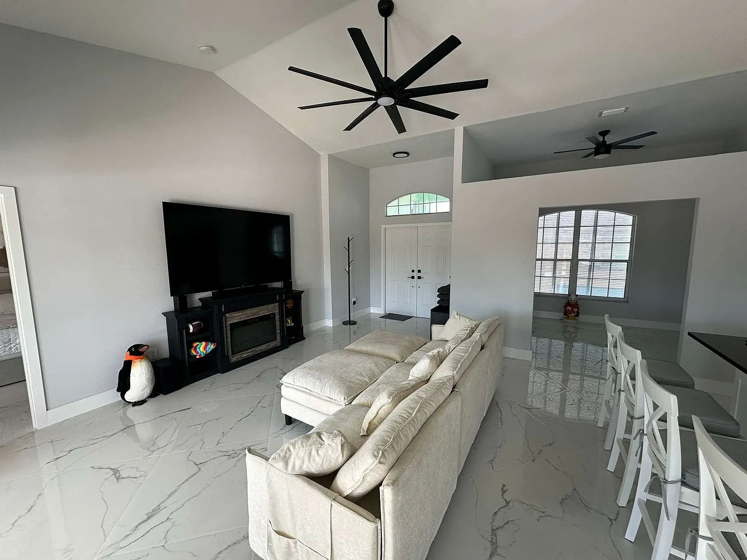 3 bed, 2.0 bath, 1689 sqft, $5,370 — Photo 2