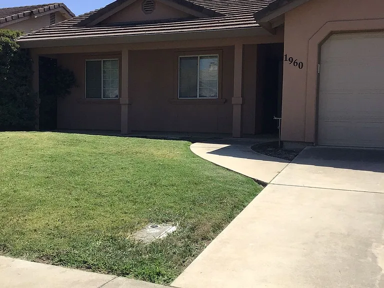 1960 Harbor Town Dr — Photo 1