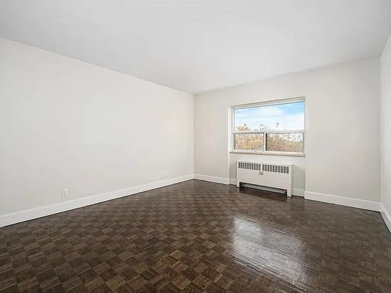 290 Mary St N — Photo 8