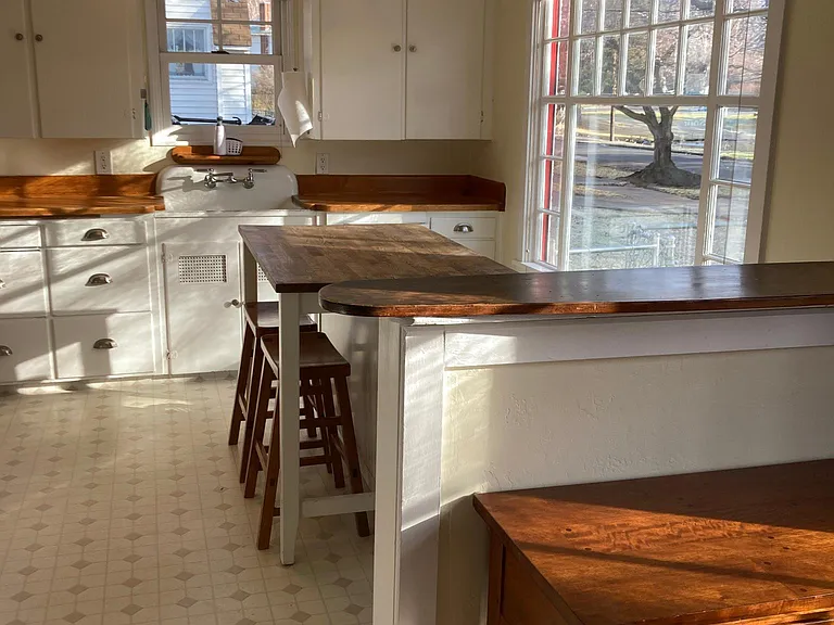 A spacious kitchen is a great place to cook delicious meals (or enjoy take-out from Walla Wallas fabulous restaurants).