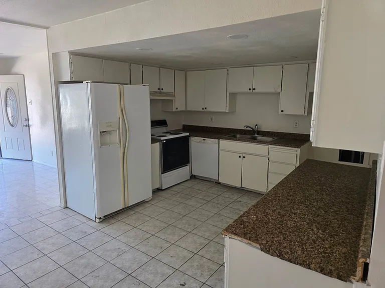 2512 N 47th Ln — Photo 3