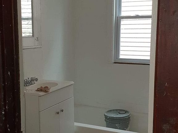5th image of 165 Leslie St #1