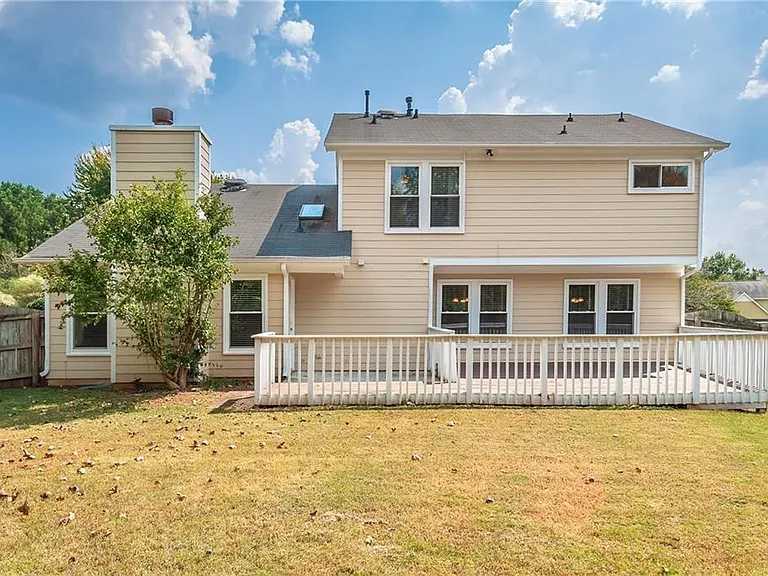 465 Mikasa Dr — Photo 2