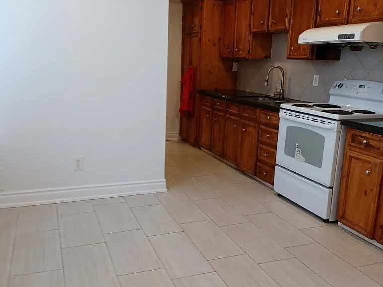 765 Gerrard St E #MAIN FL — Photo 3