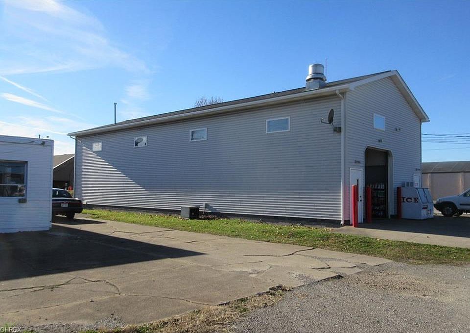2nd image of 833 Boulevard St
