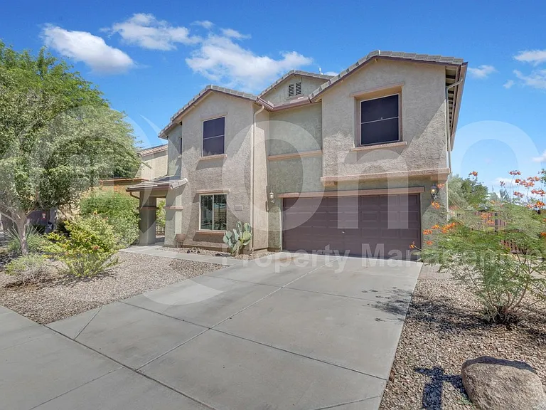 2561 N Hawthorn Dr — Photo 8
