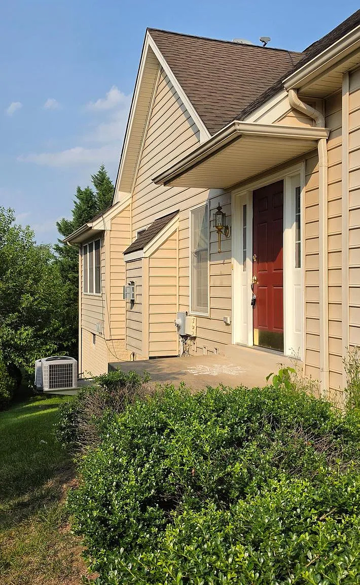 4 bed, 3.5 bath, 3733 sqft, $3,900 — Photo 3
