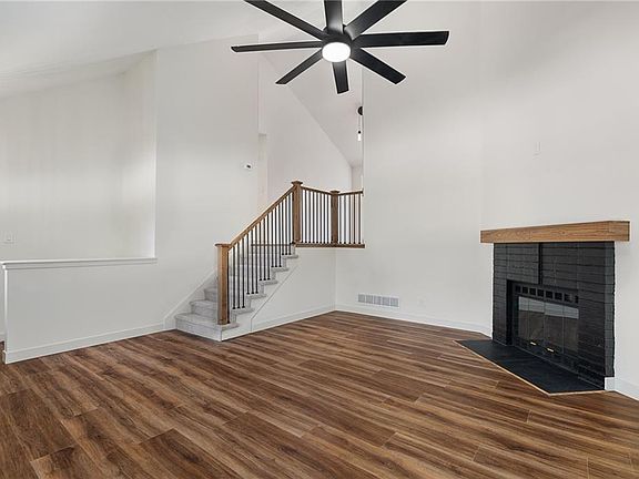 3rd image of 1005 SE Bridgehampton Way