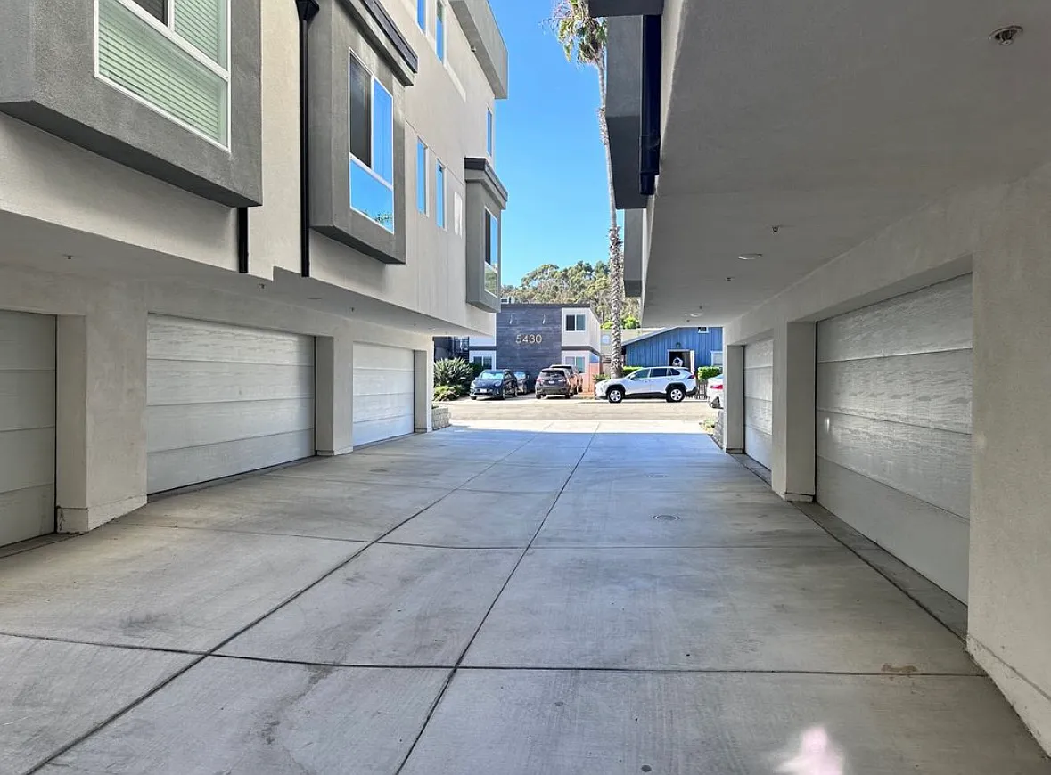 2 bed, 2.5 bath, 1057 sqft, $3,900 — Photo 3