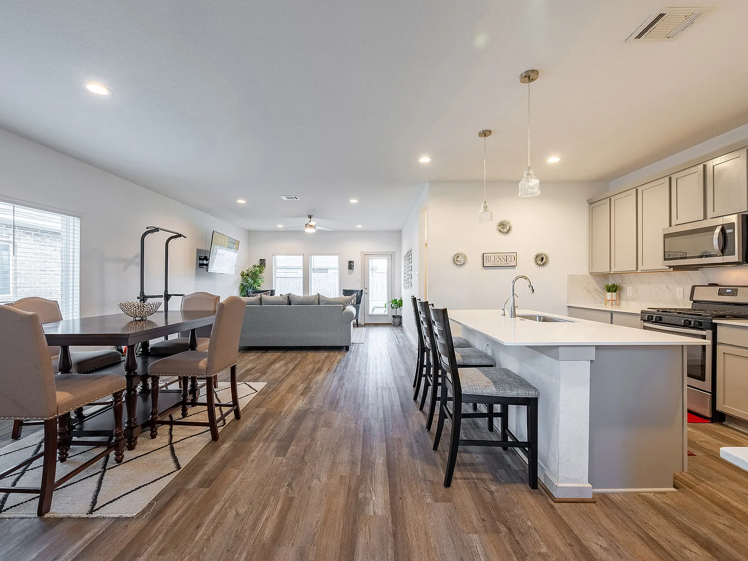 4 bed, 2.5 bath, 2344 sqft, $2,600 — Photo 3