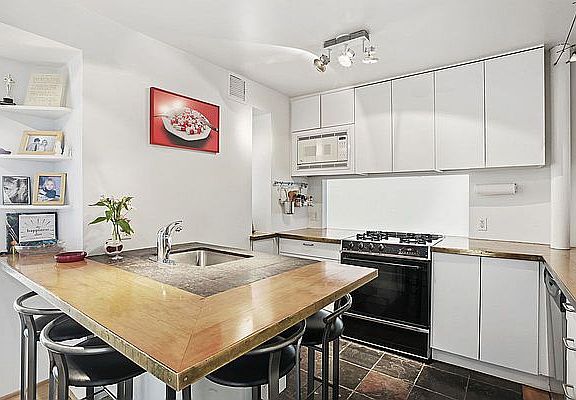 5th image of 40 E 94th St APT 24BC