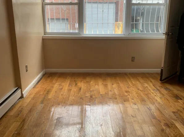 9122 139th St, Jamaica, NY 11435