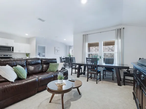 220 Abingdon St, Azle, TX 76020