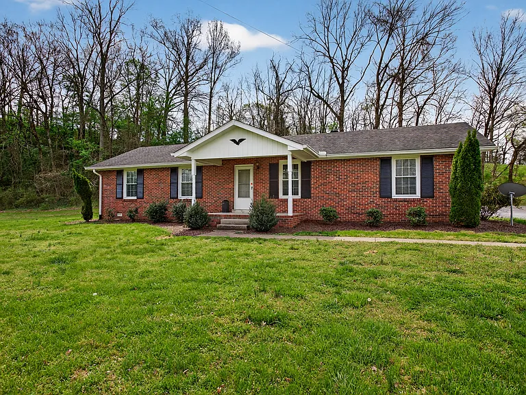 832 New Shackle Island Rd — Photo 1