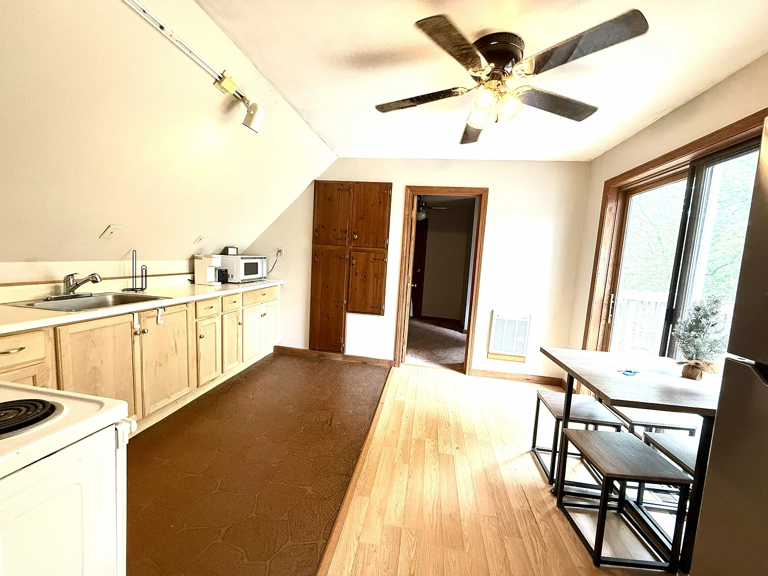 2 bed, 968 sqft, $1,550 — Photo 2