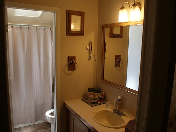 Bathroom w/skylight
