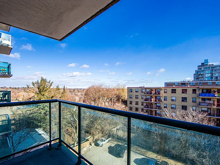 440 Eglinton Ave E — Photo 6
