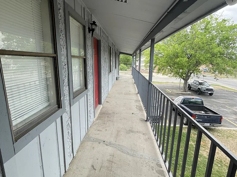 500 Burton Ave — Photo 7