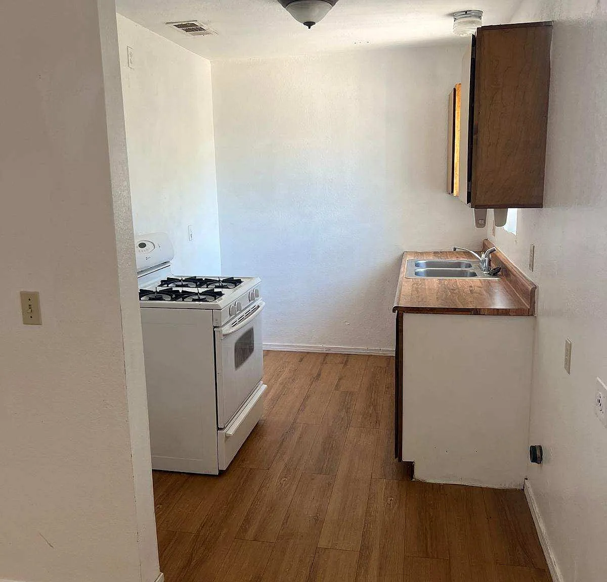 1 bed, 420 sqft, $700 — Photo 2