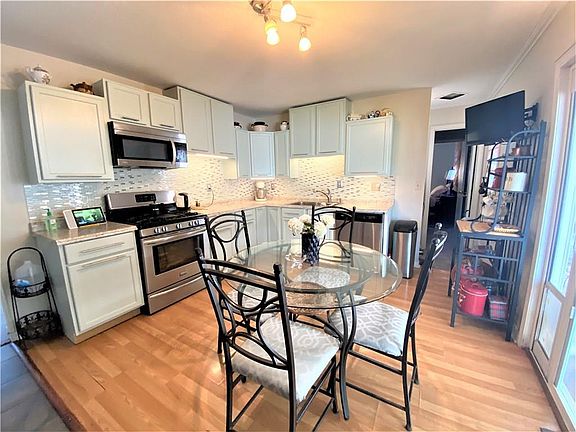 3rd image of 1501 Woodbine Dr