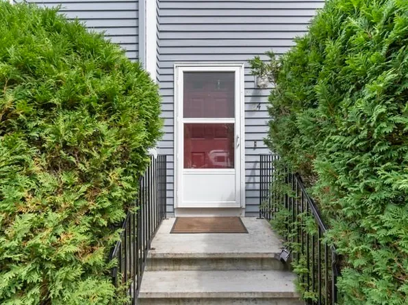 24 Pinecrest Vlg #24, Hopkinton, MA 01748