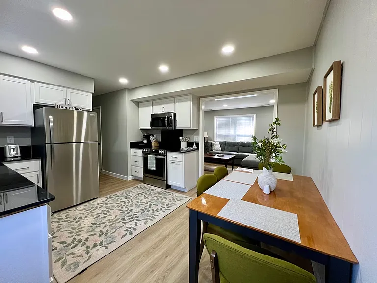 406 NW D St — Photo 7