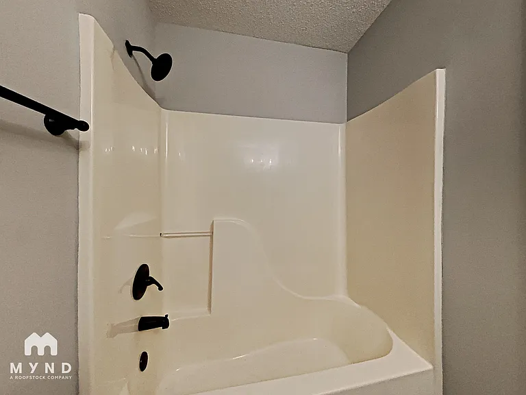 1021 Medina Dr — Photo 16