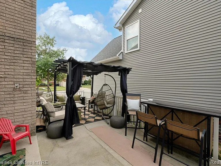 24600 Manistee St — Photo 42