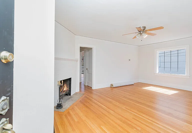4814 36th Ave NE — Photo 3