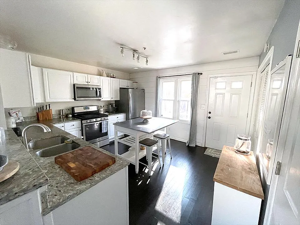 3 bed, 1.5 bath, 1224 sqft, $3,000 — Photo 4