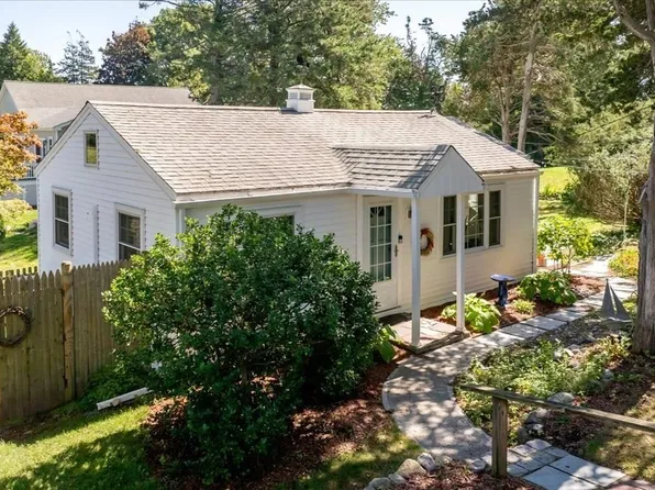 82 Beach St, Plymouth, MA 02360