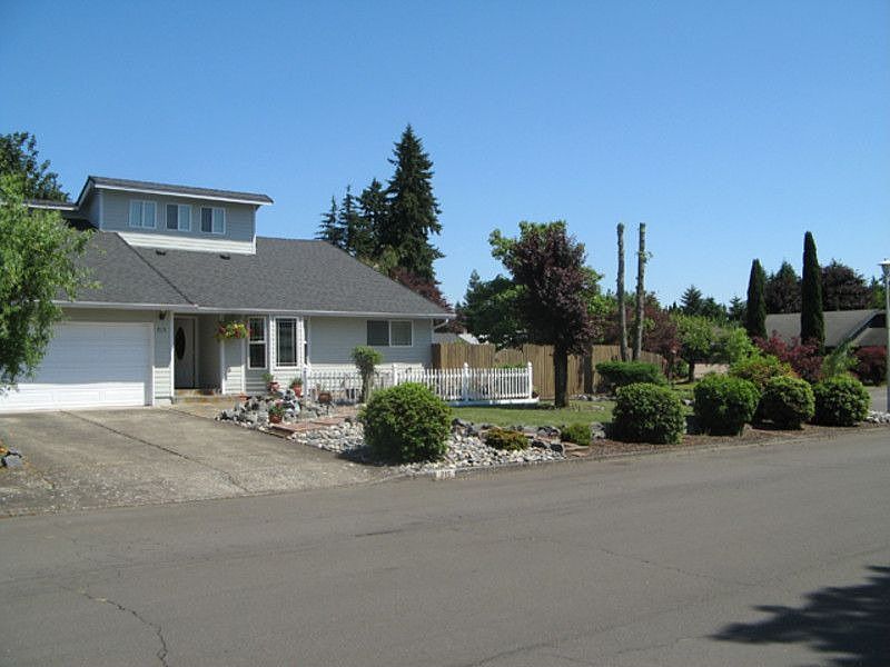 1st image of 715 NE 138th Ave