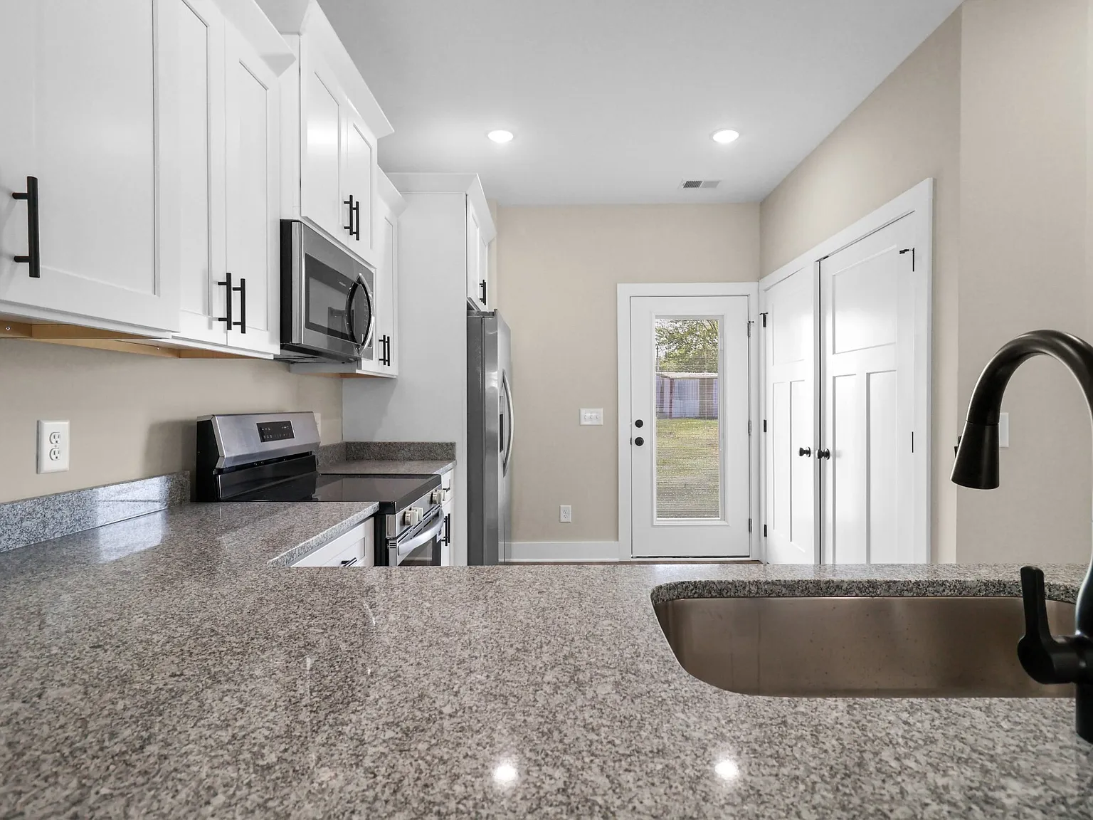 1004 Oak St — Photo 3