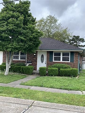 1st image of 704 Oakwood Dr