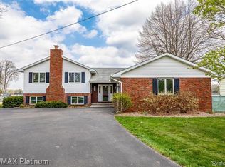 3500 Briar Hill Ct, Highland, MI 48357