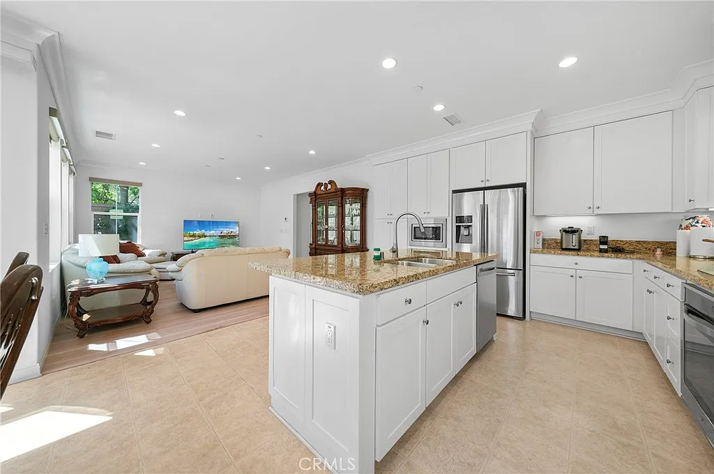 3 bed, 2.5 bath, 1879 sqft, $5,500 — Photo 3
