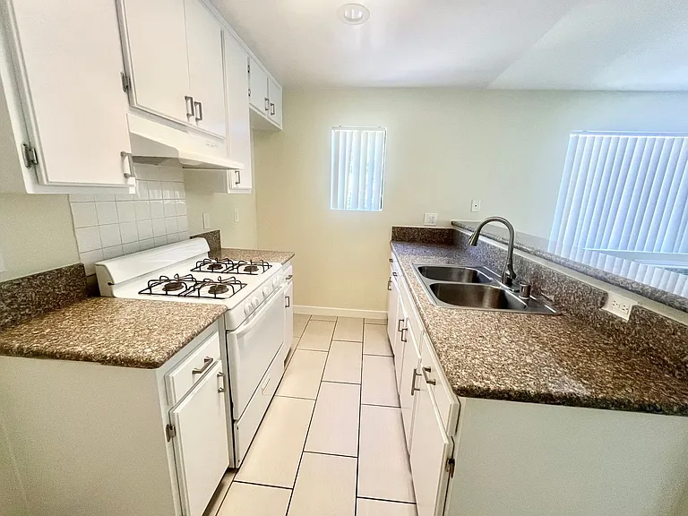 800 Glenoaks Apartments — Photo 9
