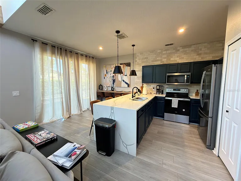 734 Monroe Cir — Photo 10