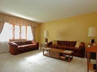 1460 Gentry Rd, Hoffman Estates, IL 60169