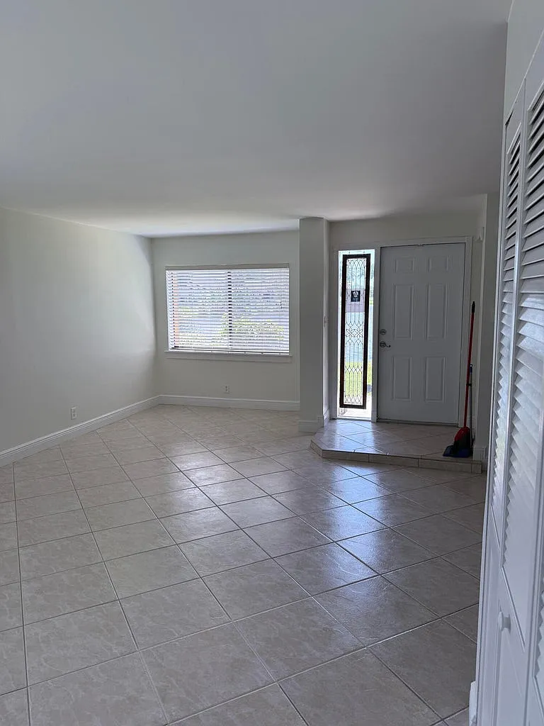 3 bed, 1210 sqft, $2,750 — Photo 2