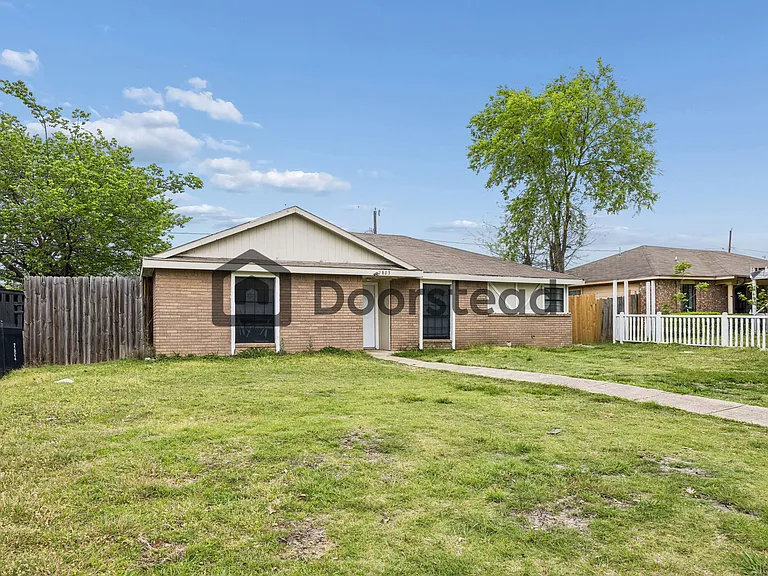 2803 Scottsbluff Dr — Photo 2