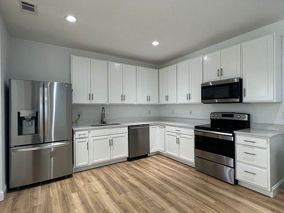 4th image of 3142 College Ave